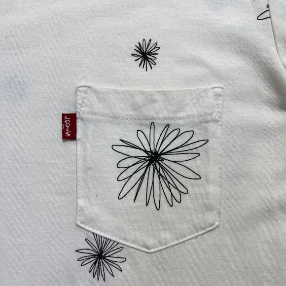 LEVIS Womens Floral Cloud Dancer Perfect Crewneck Tshirt Size Small - Picture 2 of 13